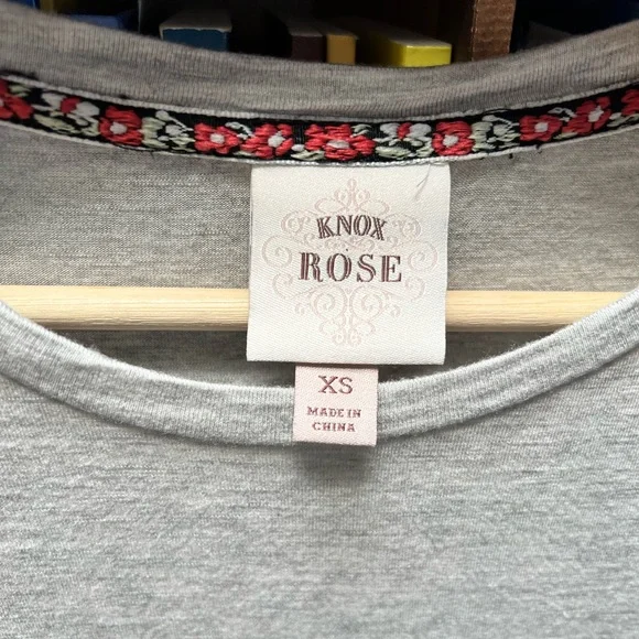 Knox Rose | 🌟 2 for $15 🌟 Be Kind t shirt - Picture 2 of 3